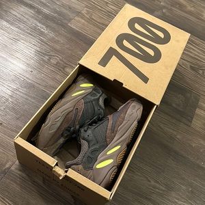 YEEZY 700